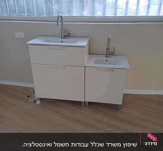 שני כיורים לבנים עם ברזים על רקע חלון